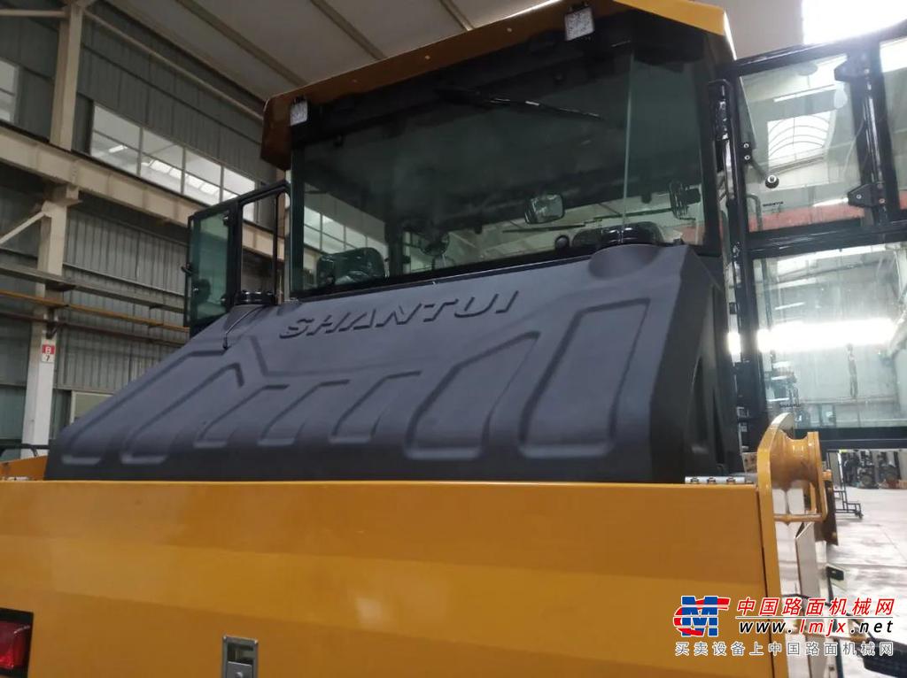 施工所在的G508国道为二级道路建设，宽度约36m、水稳铺层50cm，需要进行两次摊铺。SRT30H-C6胶轮压路机紧跟摊铺机，在摊铺机摊铺作业完成后，SRT30H-C6胶轮压路机进行水稳压实作业，实施两遍压实。SRT30H-C6现场施工约50小时，面对负载较大的工况，运行状况良好，顺利完成施工任务。