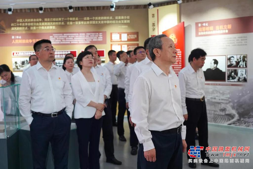 步入园陵，气氛顿时变得庄严肃穆起来。拾阶而上，129级台阶，每一级都承载着后人对先烈无限的哀思。伫立仰望，38.15米塔高，每一米都是用烈士的生命和鲜血筑成。