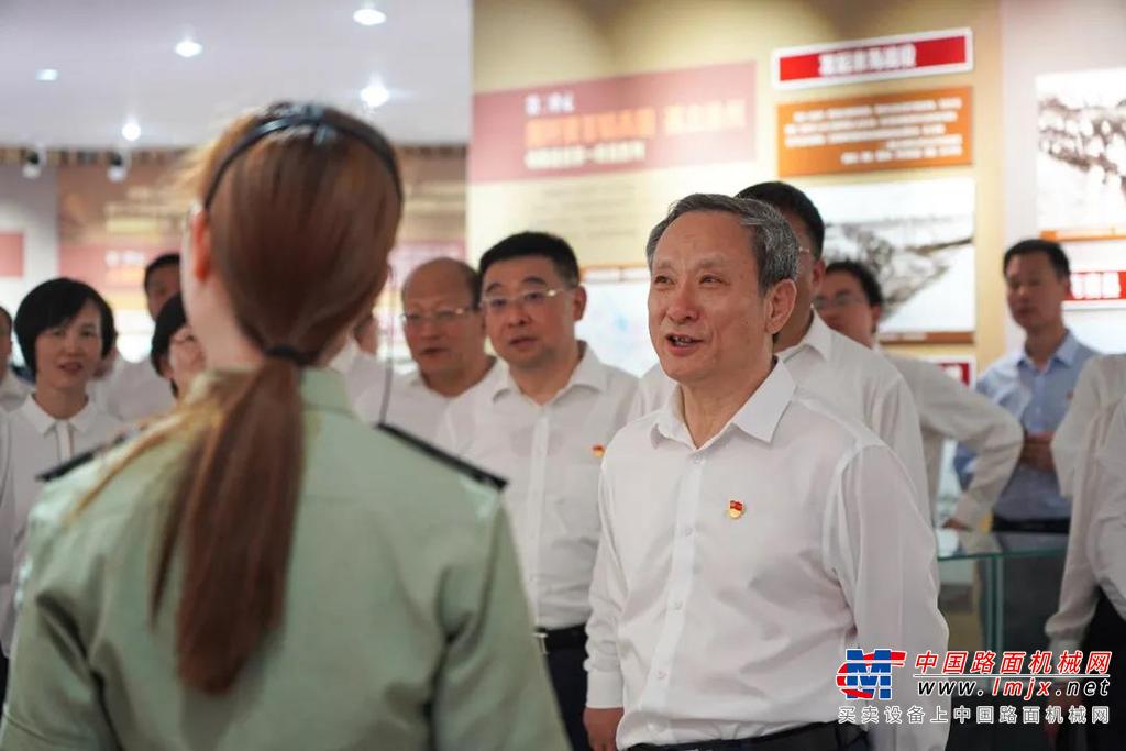 	在烈士纪念塔前，徐工有限、徐工机械党委书记、董事长王民带领参与成员向淮海战役烈士敬献花篮，并三鞠躬。