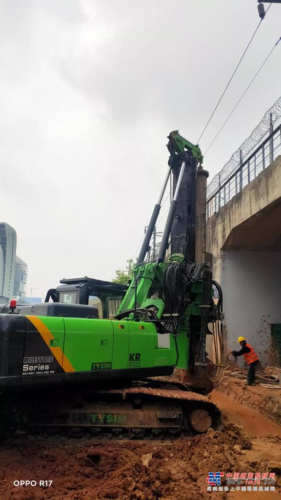 本项目的施工工地紧挨高速铁路，要求不能影响正在运营的高速列车，同时要求旋挖钻机钻孔过程中不能有地基沉降，施工难度大。泰信机械低净空旋挖钻机KR125ES以其施工高度不超过8米的优势，优异施工工艺工法（调配合适泥浆比例）保证安全施工及施工效率。