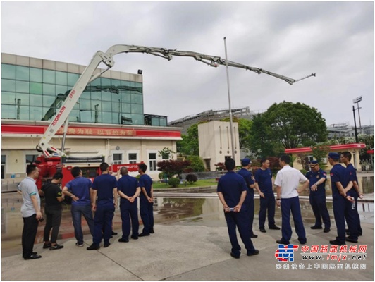 中联重科大跨距消防车交付上海化学工业区 灭火神器筑牢安全防线