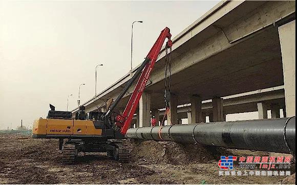 	作为工程建设优选设备供应商，徐工挖掘机、管道专用吊、水平定向钻机等多款设备接力“出战”，加速这项世纪工程的全线投产。
