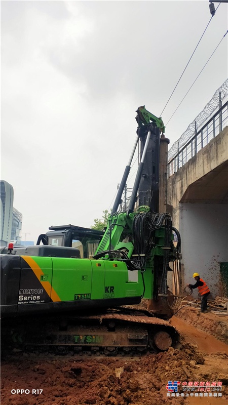本项目的施工工地紧挨着高速铁路，要求不能影响正在运营的高速列车，同时要求旋挖钻机钻孔过程中不能有地基沉降，施工难度大。泰信机械低净空旋挖钻机KR125ES以其施工高度不超过8米的优势，优异施工工艺工法（调配合适泥浆比例）保证安全施工及施工效率。