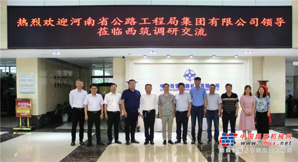 	到访期间，刘前进董事长还参观了公司产品展厅、荣誉室、e-Fast远程智能服务系统演示。
