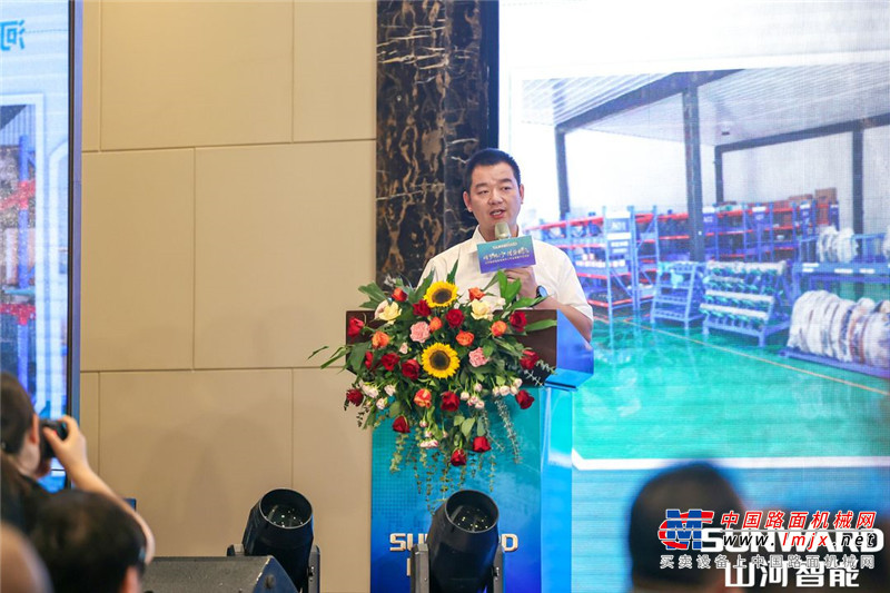 	雄安保障中心开业仪式上，山河智能副总经理龙居才介绍了山河智能二十余年的发展历程和习总书记考察山河智能公司时提出的殷切希望，并对雄安周边客户多年来对山河智能公司的大力支持表示衷心感谢。他表示，山河智能精心打造的雄安保障中心隆重开业，是为广大客户朋友提供一体化保障服务的重要举措；同时，依托雄安保障中心，山河也将与大家开启更广阔的发展空间。