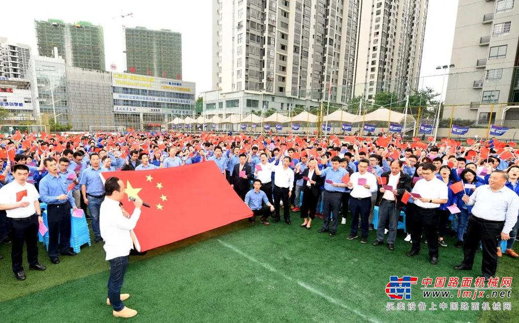 柳工党委以“客户和市场”为导向，发挥“支部建在连上”作用，实施“价值链党建”，打造“一支部 一品牌”，形成国家土方机械工程技术“党员创新示范线”等31个党建品牌，成功研制全国首台5G智能遥控装载机、无人驾驶压路机，新一代绿色纯电动、智能化新产品推向市场，参与“天眼”、港珠澳大桥等国家超级工程建设，擦亮科技自立自强“金名片”。
