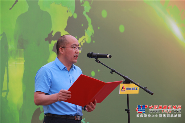 	中国工程机械工业协会秘书长吴培国，山东临工工程机械有限公司副总经理、营销公司总经理史生勇，重庆市力鼎工程机械有限责任公司总经理吴顺林，重庆临沃百川工程机械有限公司总经理谭怀杰，四川新豪道路工程有限公司董事长冯文中，重庆好司机学员代表陈明中共同启动“关怀无止境，低碳迎未来”2021年第九届山东临工好司机活动。