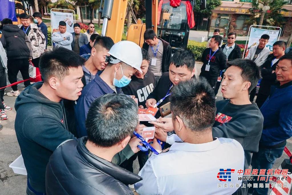 	出征仪式当天正值河南柳工挖掘机促销会，现场热闹非凡，客户朋友们纷至沓来。