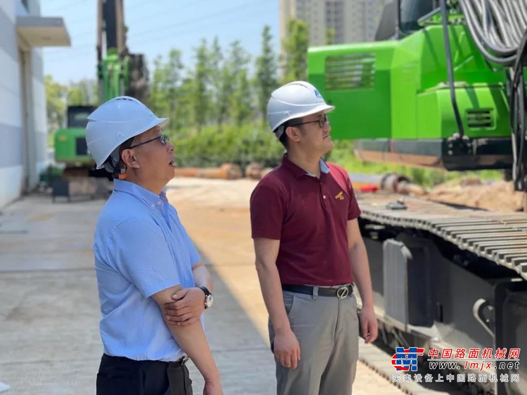 	李宏宝秘书长在辛鹏董事长的陪同下对江苏泰信中小型及定制款模块式、低净空版旋挖钻机产品生产制造过程进行了现场指导，并在江苏泰信自主研发的卡特底盘多功能旋挖钻机部分系列新产品前驻足观摩，详细了解新产品的特点和优势。在整个参观过程中，严谨的生产流程、先进的生产工艺6S服务理念给李秘书长留下了深刻印象。整齐、干净、规范的智能制造现代化现场的每个细节，都凸显着江苏泰信精益制造的严谨的态度及高度重视产品质量的企业管理文化。