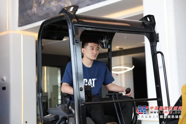 卡特彼勒：我们知道孙铭徽想要的挖掘机是什么