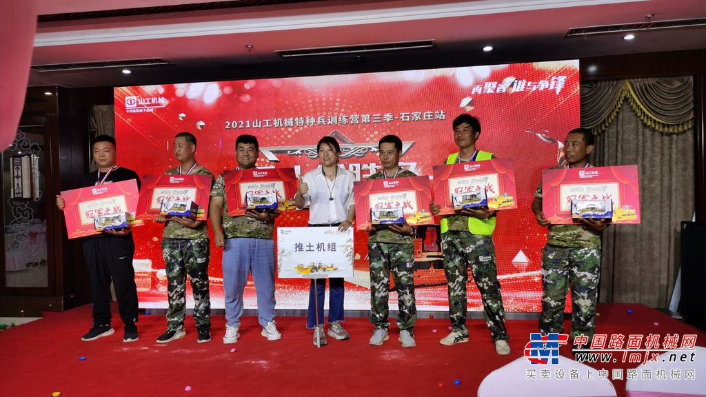 技能实操现场，三组战队的队旗飘扬