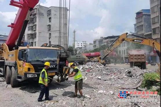 	湖南省消防总队也抽调了8台三一消防车前来支援，产品型号包括23米破拆车、重型抢险救援车、21米长臂拆楼机、21米短臂大罐车和自装卸模块箱车。