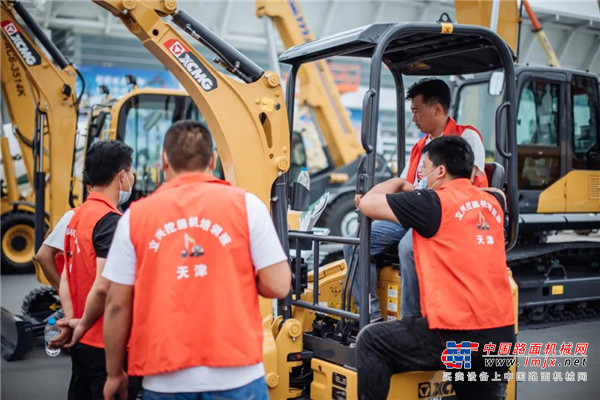 作为中国挖掘机械的领军企业，徐工挖机本次共展出了8款挖掘机械设备，均为在行业享有赞誉的口碑产品。