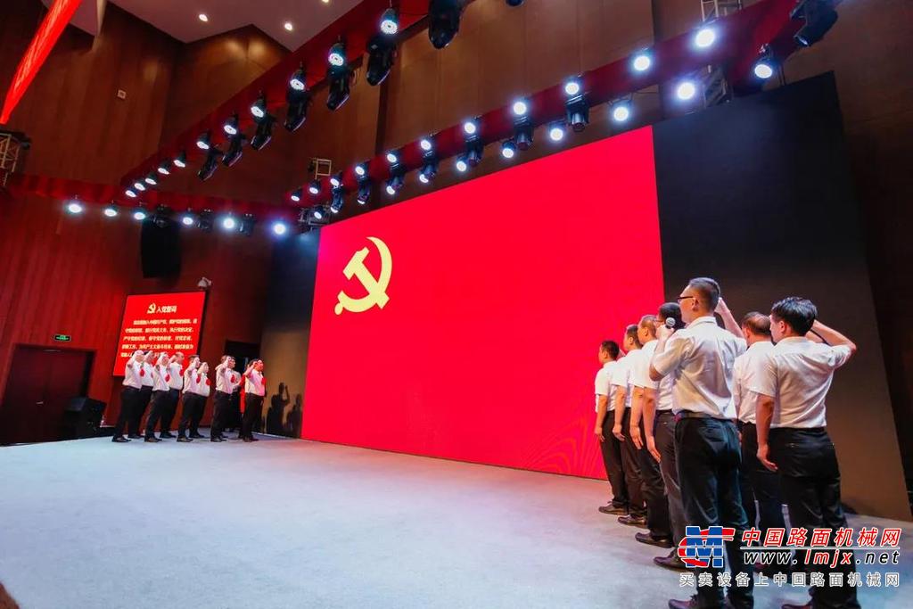 	方此之时，回望我们党一百年来为信仰而奋斗的光辉历程，一代代共产党人用生命诠释的信仰，用信仰传承的精神！