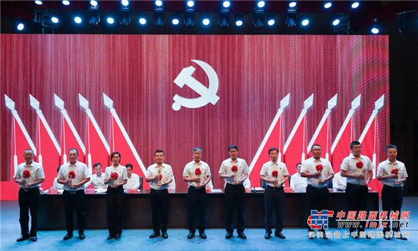 	100年来，中国共产党带领中国人民不畏艰险、不怕牺牲，前赴后继，创造了中国历史和世界历史一个又一个奇迹的壮丽画卷。在党的领导下，徐工在红色土壤中孕育出了“对党忠诚，为国争光”的根与魂。