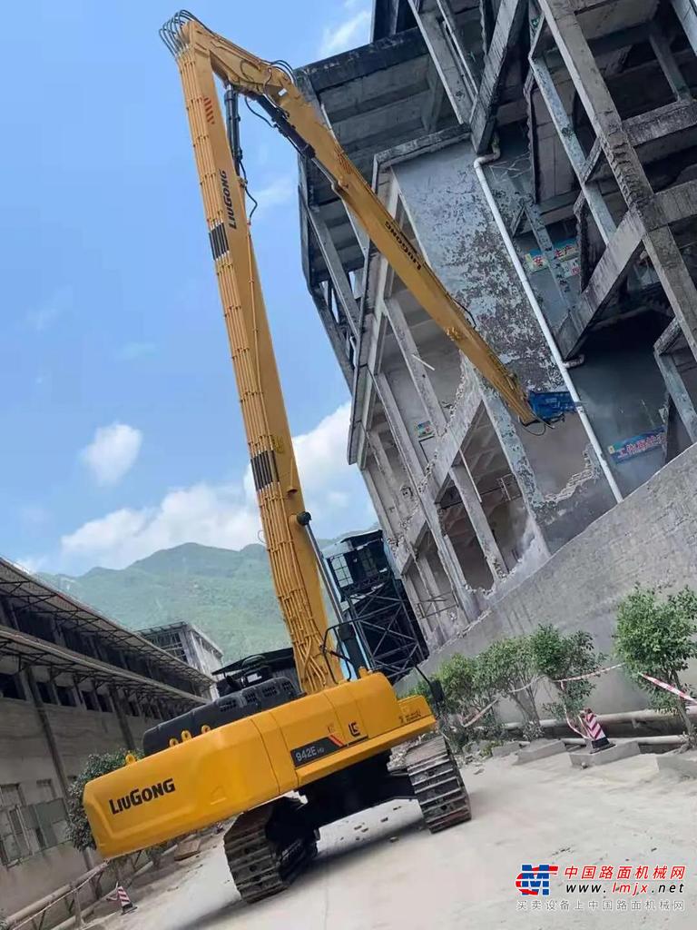 	近年来，柳工党委坚持党的领导，加强党的建设，切实发挥“党委把航舵、支部当堡垒、党员争先锋”三个作用，实施领航党建、价值链党建、海外党建、聚力党建和责任党建五大党建，以高质量党建引领高质量发展，以一流经营业绩检验党建工作成效。十三五期间，柳工实现年均复合增长率28%，位列“全球工程机械50强”第15位。今年1-5月，柳工营业收入和利润再创新高，“十四五”开局步履铿锵。