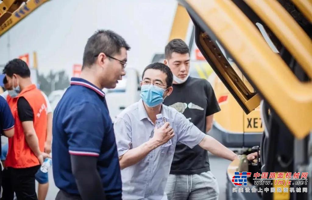 	作为工程机械领军企业，徐工以碳中和为指引，植入“绿色、高效、智能”强大基因，提前布局抢占新能源技术和产业发展新赛道，加速向数字化、智能化、电动化、无人化发展前进，打造高端、高可靠的智能化产品群，创新引领行业未来。