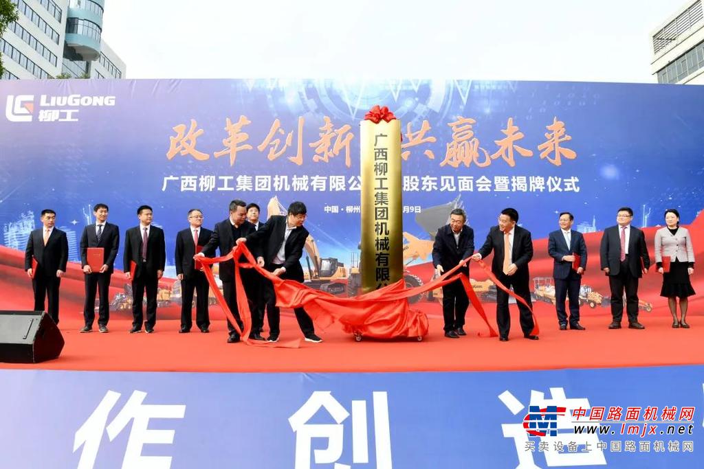 建党百年之际，柳工被授予“全国先进基层党组织”殊荣，柳工党建“金色名片”熠熠生辉。