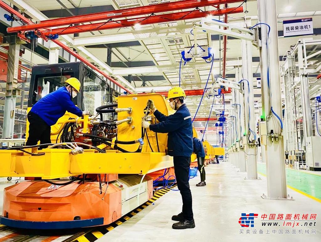 	习近平总书记在柳工视察时强调，要坚持党对国有企业的全面领导，充分发挥党组织在企业改革发展中的领导核心作用。