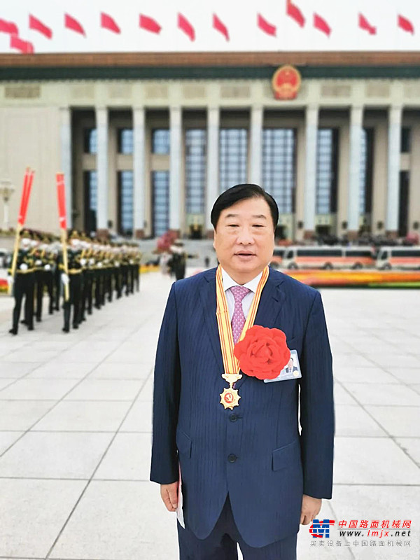 谭旭光被授予“全国优秀共产党员”称号