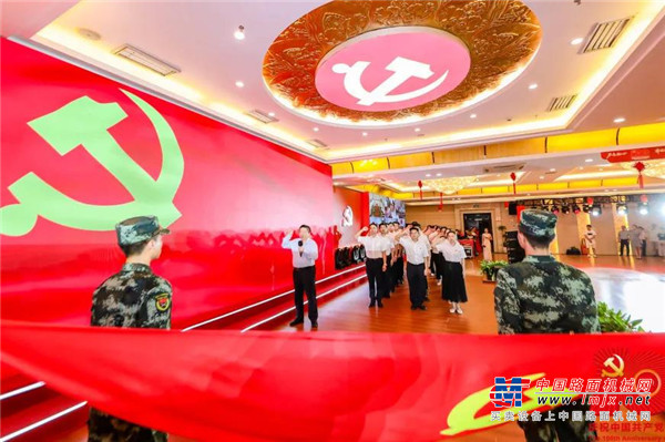 会场内外，繁花似锦，“奋斗百年路，奋进新时代”的主题标语随处可见。在园区交相辉映的鲜艳党旗与国旗，致敬这个伟大而美好的时代！