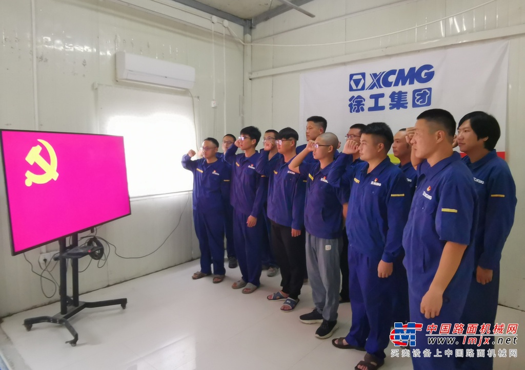 	坚定理想信念，与党同向同行