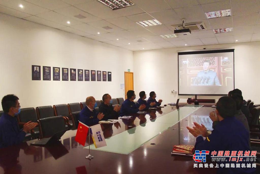 “听党话，跟党走，是我一辈子的承诺！”大会上习近平总书记的重要讲话让十九大党代表，徐工有限、徐工机械党委书记、董事长王民心潮久久不能平静，“我们将全力以赴推进科技创新，努力占领装备制造业制高点、掌握高端技术话语权，为实现中国制造向中国创造转变贡献徐工人的力量！”
