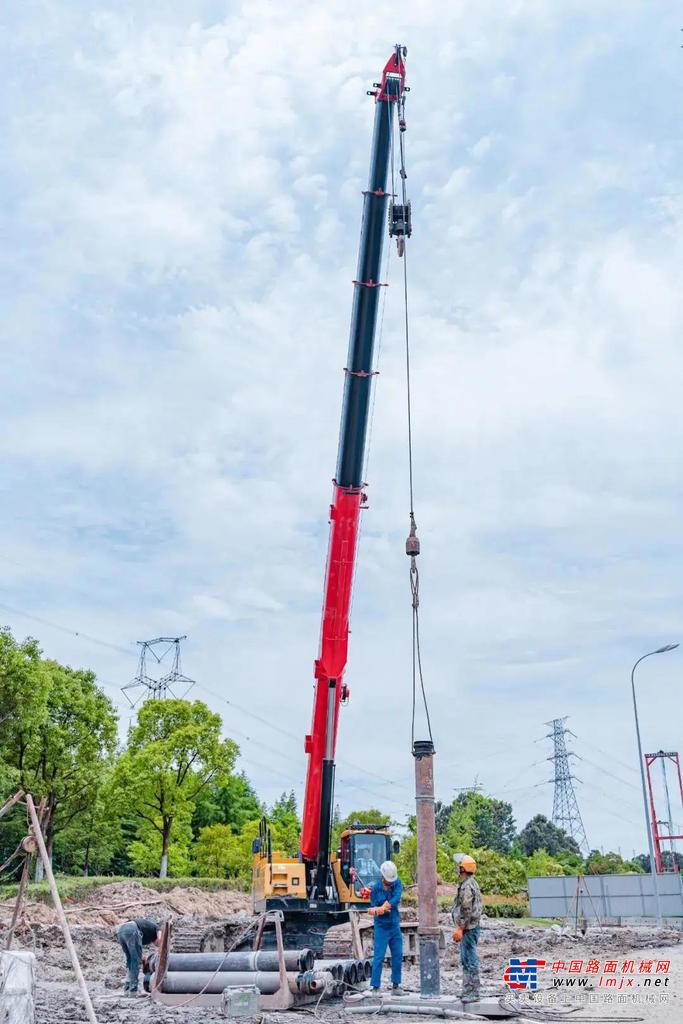 在水上上部钢结构安装阶段。由于距居民小区较近，施工采用“桥梁构件预制拼装”工艺。当工厂集中加工的桥梁构件运输至现场后，由三一SCC400TB起重机等设备直接安装连接。