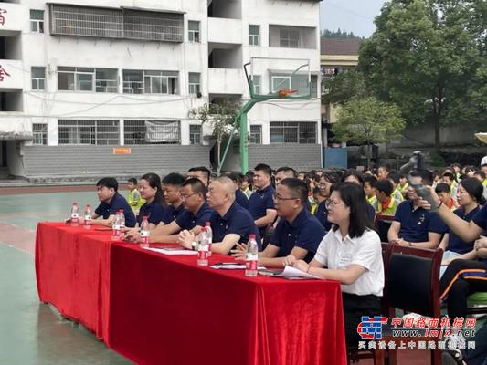 中联重科客户联盟“联爱助学”牵手永顺首车完全小学