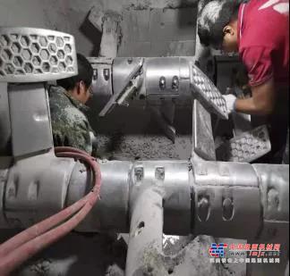 	自2019年开建以来，两条要道上的三一成套设备逐年增加从挖掘、吊装、湿喷到混凝土材料供应、再到路面铺筑碾压等等。这是中国着力发展基础建设，特别是西部交通建设薄弱地区基础建设的一个缩影，众多如同兴盛和4000c8沥青站一样高产环保的三一设备正为实现我国的交通强国战略热火朝天地运行着。