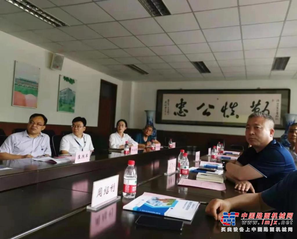 河北宣工總經理梁國欣到河北工業大學對接交流