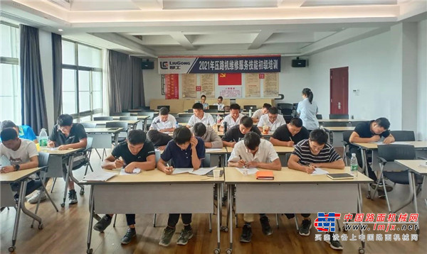 	更低的油耗、更方便的维护、更长的使用寿命，开展工作持续无忧。