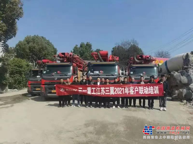 2021年6月，研泓物流副总经理邵总亲自来公司赠送锦旗