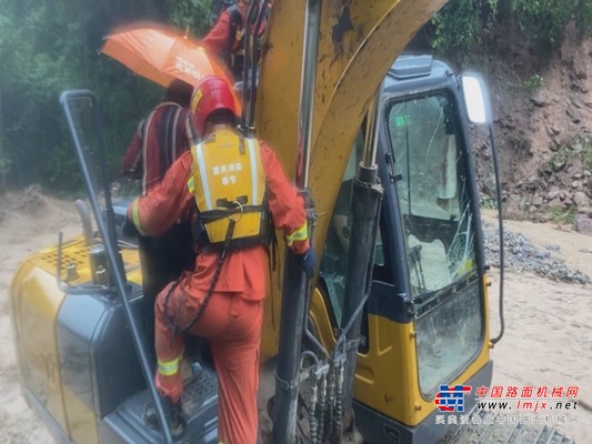 洪水冲断道路老人被困 挖掘机出动救人