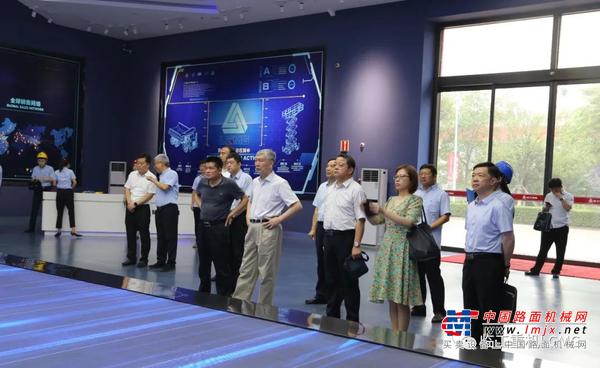 中国工程院院士李培根一行莅临临工重机指导工作