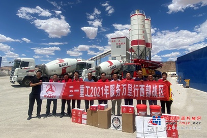 邵喜年和龙晓，是东风卫星发射基地的三一特服工程师，每次谈到东风航天城的故事，他们的眼中都是自豪。