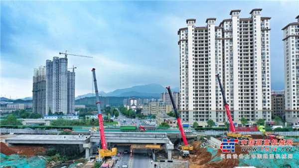 直到2017年，当地旧桥改造的政策正式发布，黄益民瞅准了这是一个新机会，便立马买了一台80吨的吊车，专门用来架桥。