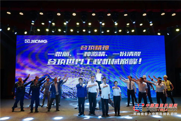 “在民族危难面前，我们早已忘记了什么是困难，甚至生命。从接到任务那天起，我们就不知道什么叫白天和晚上，800个雷啊，20双手，我们就这样一个一个干出来......”