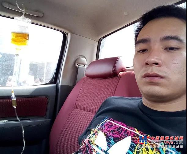 面对困难，他没有躲在前辈的身后，而是立刻着手在当地市场展开调研。结合刚果布境内挖掘机使用情况，挨个走访当地使用过徐工设备的企业及个人。