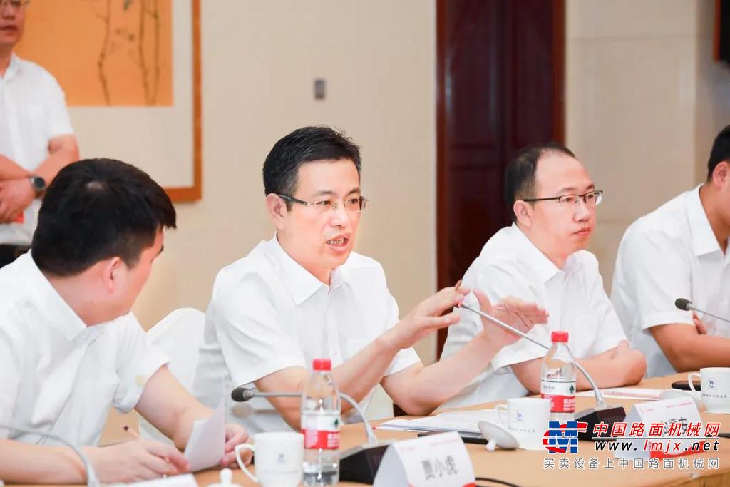 	三一重工方：高级副总裁、集团泵送事业部董事长向儒安，集团副总经理、营销公司总经理陈静，常德三一机械有限公司副总经理、智能616工程项目总经理贾小虎，河南三湘机械设备有限公司董事长、三一重工河南分公司总经理蒋鹏，河南三湘机械设备有限公司营销总经理刘新刚等领导出席，共同见证了签约仪式。