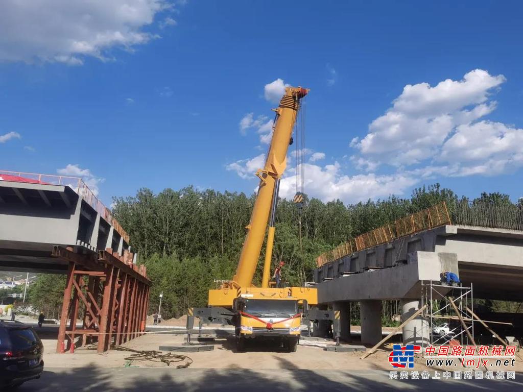	长治东南外环快速通道改扩建工程设置了3座跨线桥，为全市首条，3座跨线桥共有144片预制箱梁，每片梁长30米，顶宽2.4米，高度1.6米，重约100吨，在长治首台XCT130L8和XCA130L7的默契配合下“完美就位”。