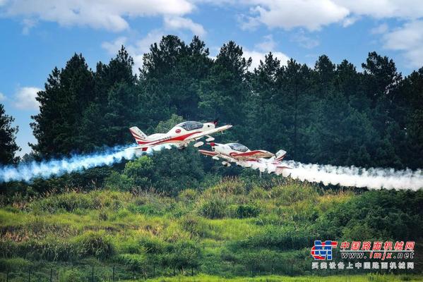 图集 | 山河飞行表演队上演“空中芭蕾”
