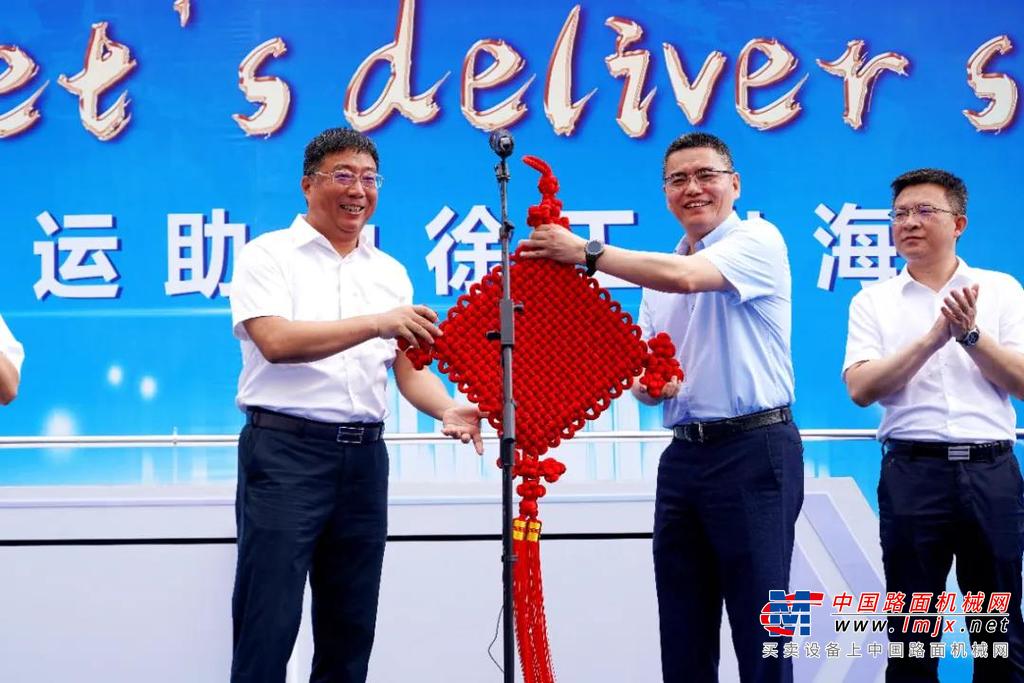 	同时，本次徐工工程机械顺利出运，也是我国航运企业和外贸企业增强合作，合力解决外贸出运难难题的一次重要实践，为疫情之下全球供应链稳定发挥了积极作用。