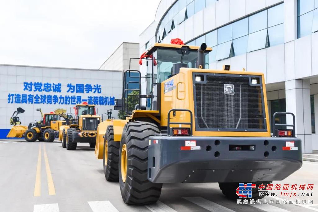 近日，徐工大吨位装载机LW1400KN、LW800KN、LW700KN等热销机型再次批量发往中亚。