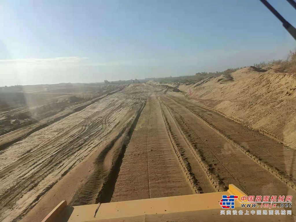 	征战新疆首条沙漠高速 三一压路机不负众望