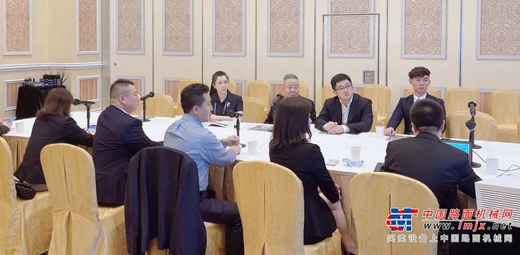 	柳工国际业务中心总经理李东春在此论坛中，向中铁工业董事长易铁军和中铁装备董事长助理张国庆介绍了公司发展历程：“柳工拥有业界最为齐全的产品线，尤为值得一提的是，柳工装载机销量达到世界第一，同时挖掘机市场占有率也在不断提升。通过覆盖全球主要市场的经销商网络，我们致力于为世界各地的客户提供全系列的行业解决方案。”