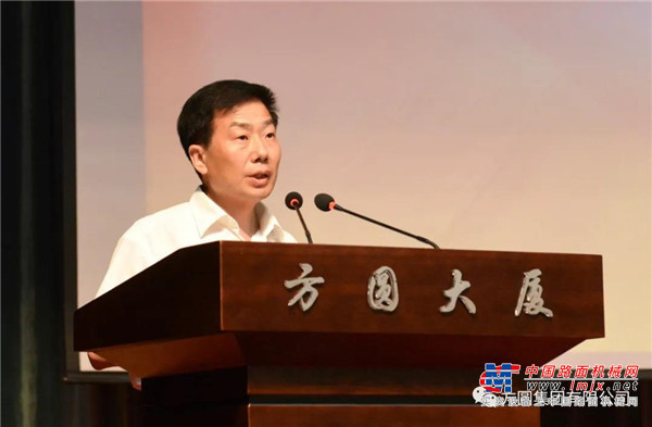 	刘长城总经理从“举办庆典活动，激励各项工作”、“强化营销队伍，稳妥推进市场营销”、“严控生产库存，有序组织生产”、“推动技术创新，提升产品性能”、“应对市场变化，按需谨慎采购”、“深化企业改革，加强队伍建设”、“强化服务意识，提升保障能力”等七个方面总结了上半年集团的各项工作，并从五个方面查找了工作中存在的问题与不足。同时，针对下半年的工作提出六项具体要求：一是坚定信心，沉着应对；二是营销创新，拼抢市场；三是生产创新，降本提质；四是技术创新，优化工艺；五是管理创新，夯实基础；六是岗位创新，主动提升。要求全体员工面对瞬息万变的大环境，深入剖析自我，苦练内功，增强发展后劲，激发发展动能。