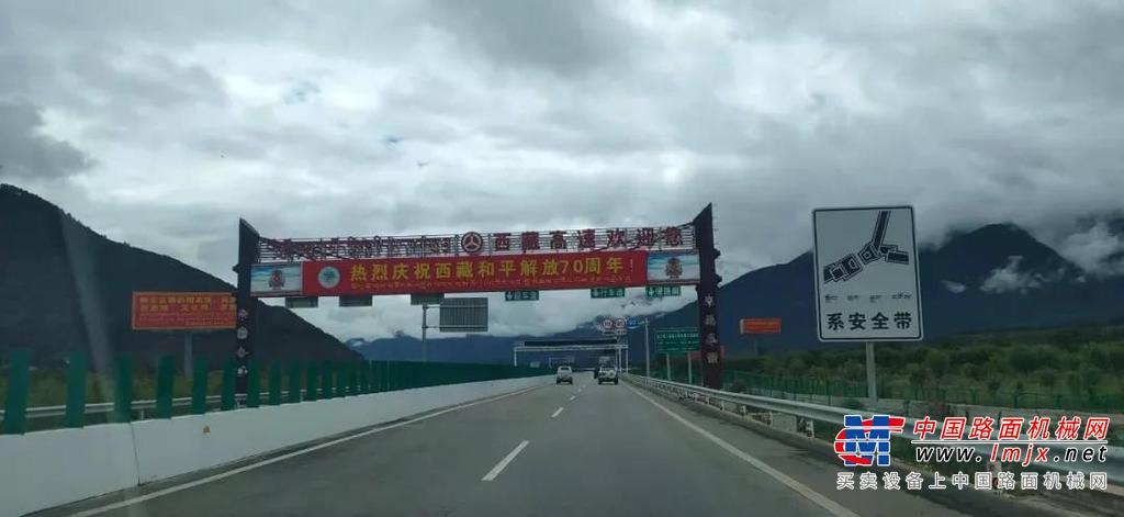 	工程师们到达工地，一刻都没有停歇，忍着高原反应的不适为客户检修设备，当场为客户做了整车的调试并安排发运配件作为备用。