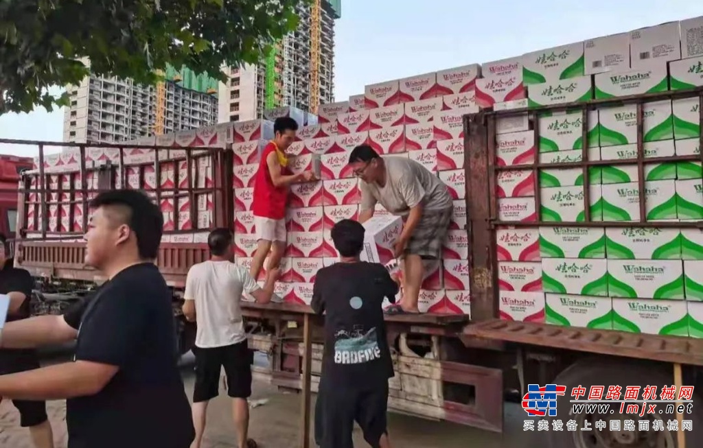 	徐工挖机立即启动应急机制，调派周边设备率先到达鹤壁浚县，对卫河进行全力封堵，以防决堤危险。次日，险情得到有效控制，而徐工挖掘机依然奋战一线，继续对沿河道路进行拓宽与修整，为后续救援提供保障。