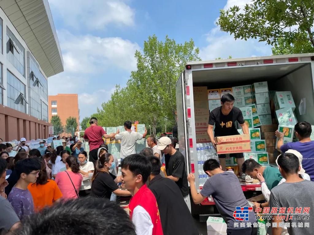 	7月23日，位于浚县马头村附近的卫河鹤壁段堤坝出现近40米长决口，严重威胁村民的生命与财产安全。
